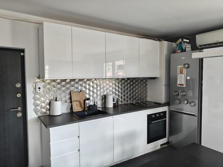 Apartament cu 3 camere decomandat, mobilat în Florești