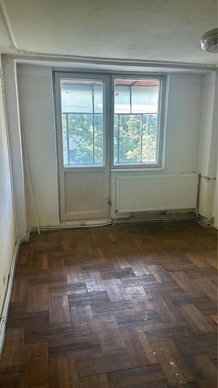 Apartament cu 3 camere decomandat în Roman