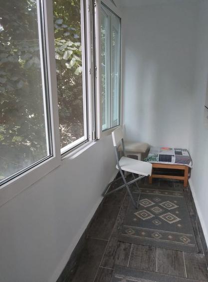 Apartament cu 3 camere semidecomandat în Berceni