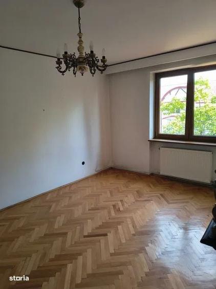 Apartament cu 4 camere decomandat în Central