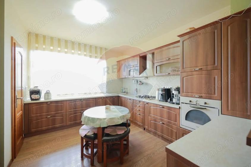 Casă cu 5 camere cu Teren 1000 Mp în Sânmartin