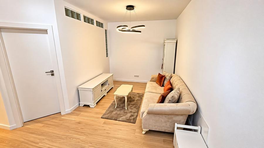 Apartament cu 3 camere semidecomandat, mobilat în Central