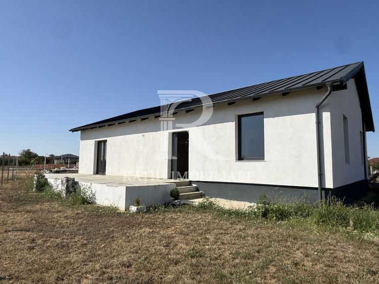 Casă individuală cu 3 camere cu Canalizare în Leș