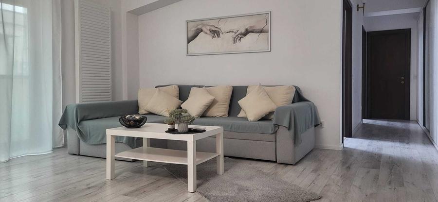 Apartament cu 3 camere decomandat în Titan