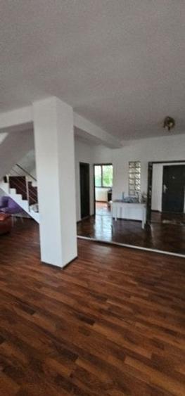 Casă individuală cu 8 camere cu Canalizare în Berceni