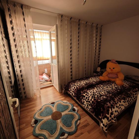 Apartament cu 3 camere semidecomandat în Exterior Vest
