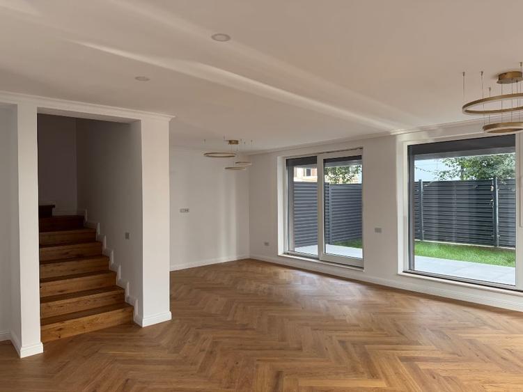 Duplex cu 5 camere cu Garaj în Central