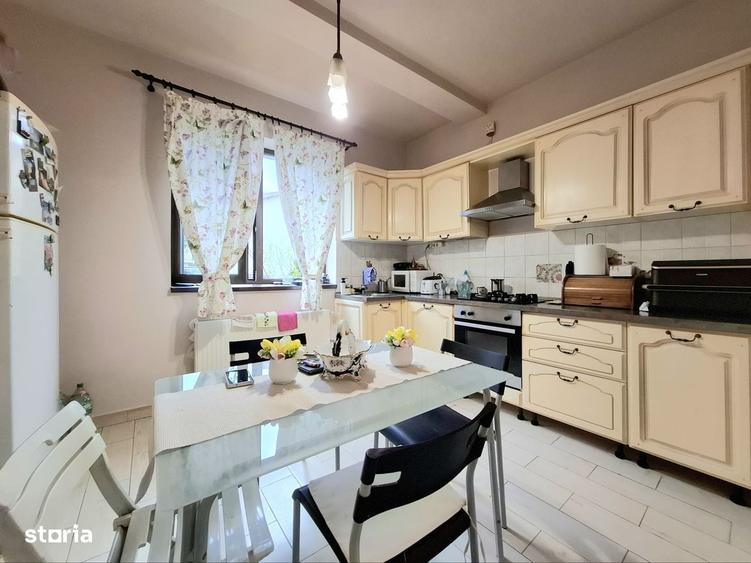 Casă cu 4 camere în Ostratu
