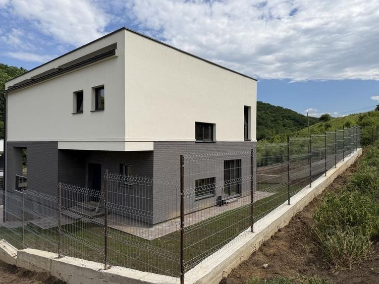 Casă cu 4 camere cu Teren 500 Mp în Florești