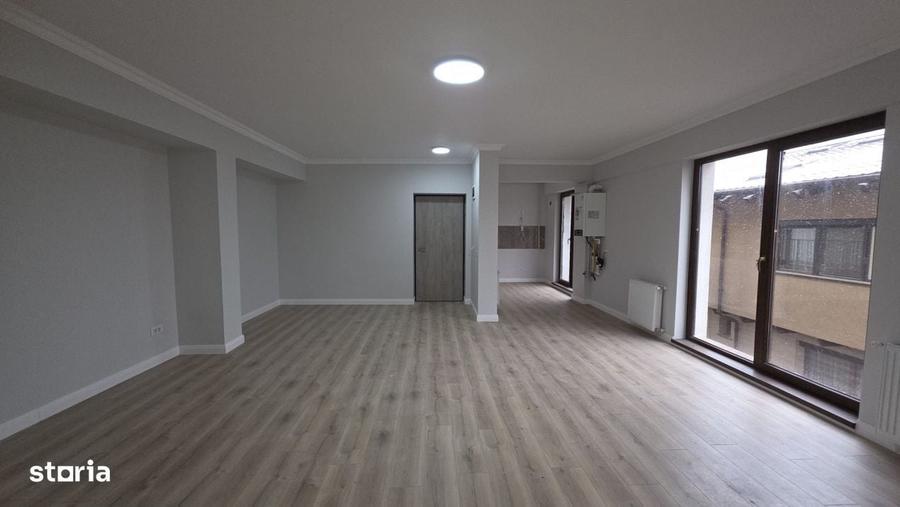 Apartament cu 3 camere semidecomandat în Dămăroaia