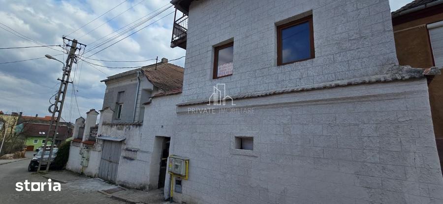 Casă decomandat cu Teren 1000 Mp în Central