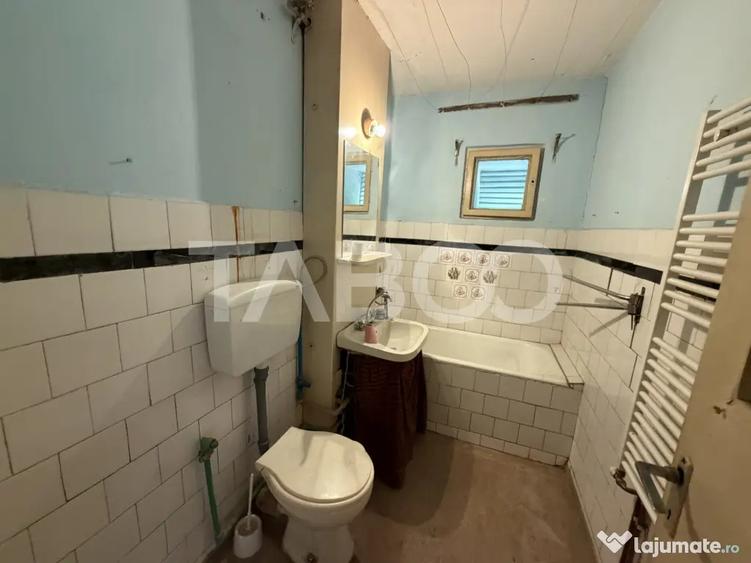 Apartament cu 4 camere semidecomandat în Central