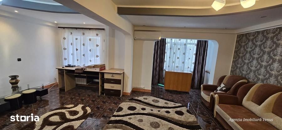 Apartament cu 4 camere decomandat în Central