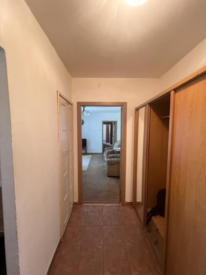 Apartament cu 3 camere semidecomandat, mobilat în Cetății