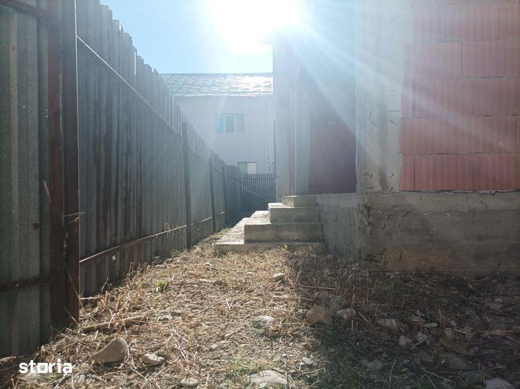 Casă cu 5 camere decomandat cu Teren 1063 Mp în Cornu