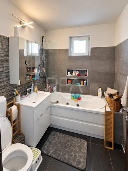 Apartament cu 3 camere semidecomandat, mobilat în Gorjului