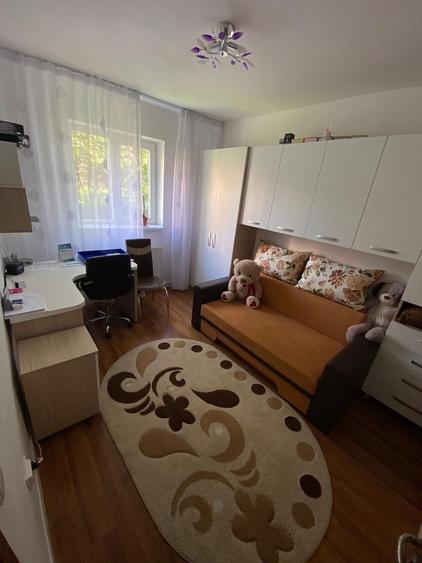 Apartament cu 3 camere decomandat în Craiter