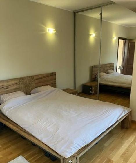 Apartament cu 3 camere semidecomandat, mobilat în Dacia