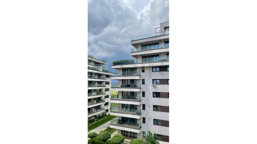 Apartament cu 3 camere semidecomandat, mobilat în Nord