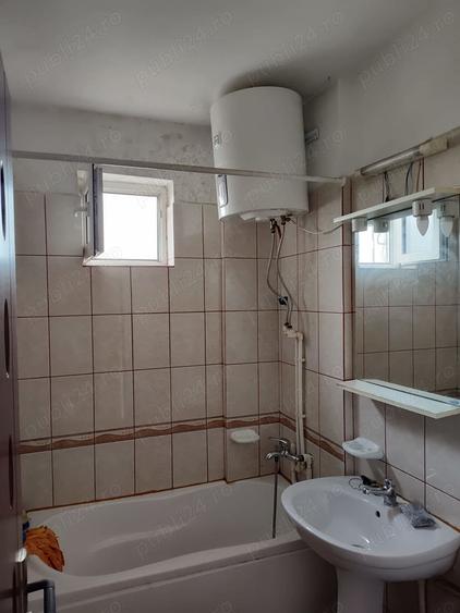 Apartament cu 3 camere semidecomandat în Sulina