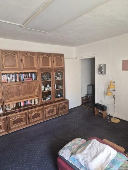 Apartament cu 3 camere semidecomandat în Exterior Vest