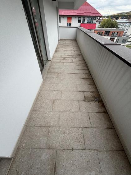 Apartament cu 4 camere semidecomandat în Florești