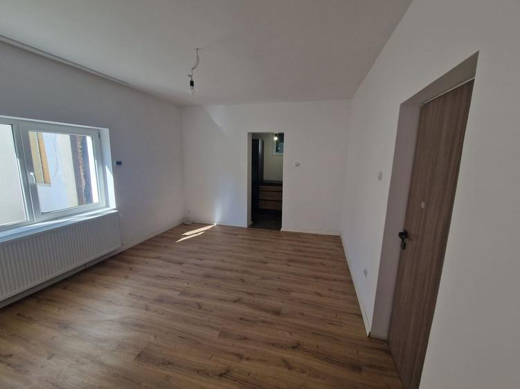 Apartament cu 3 camere decomandat în Exterior Vest