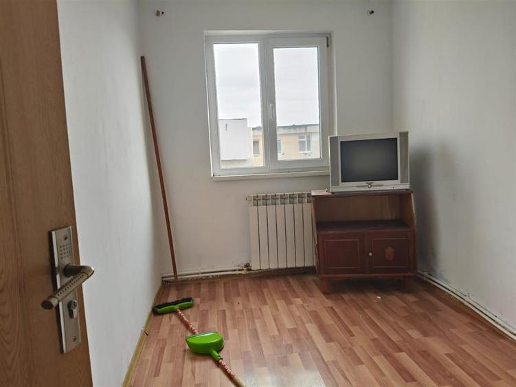 Apartament cu 4 camere semidecomandat în Hipodrom