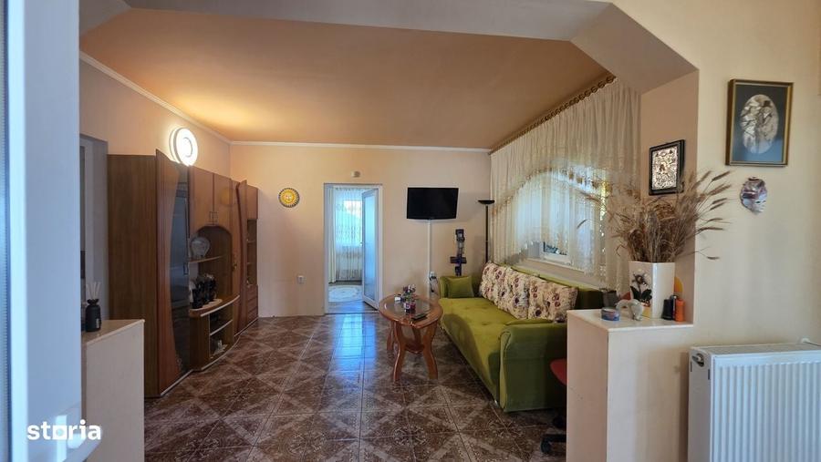 Casă cu 4 camere cu Teren 1170 Mp în Central
