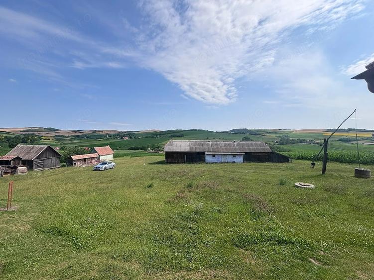 Casă cu 4 camere cu Teren 11000 Mp în Fânațe (Band)
