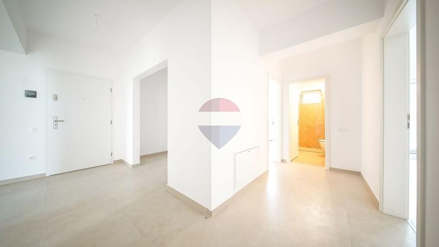 Apartament cu 3 camere decomandat în Tractorul