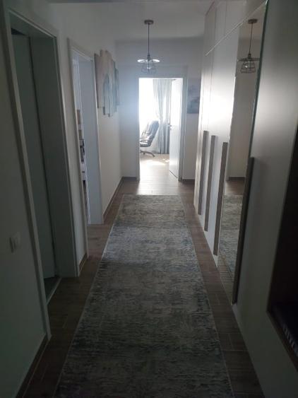 Apartament cu 3 camere decomandat, mobilat în Tractorul