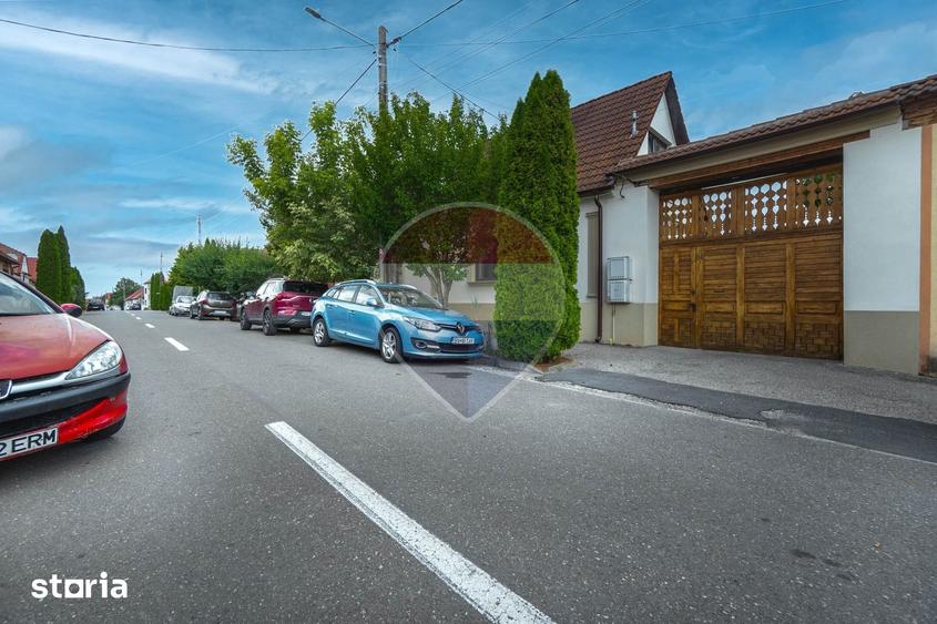 Casă cu 9 camere cu Teren 439 Mp în Cristian