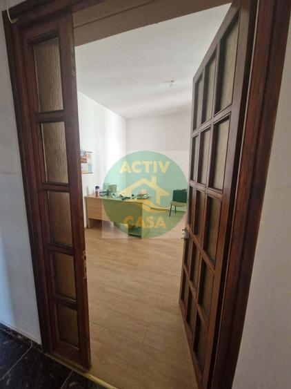 Casă cu 4 camere cu Garaj în Est