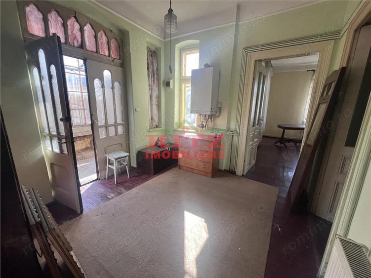 Casă cu 3 camere cu Teren 1623 Mp în Central