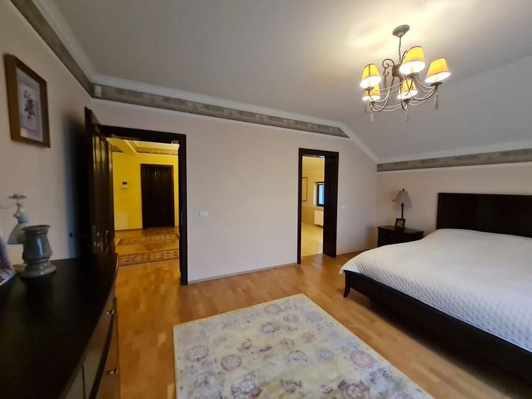 Casă individuală cu 6 camere cu Canalizare în Dumbrăvița