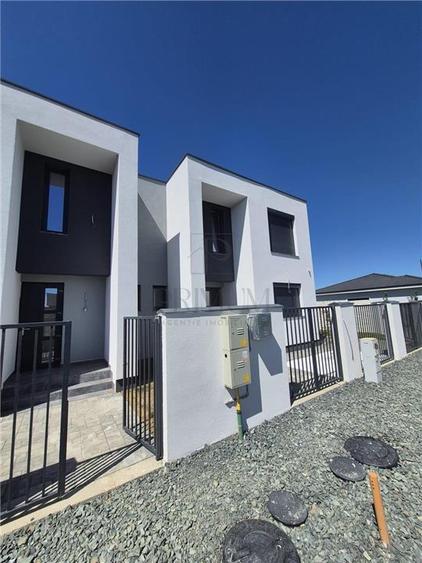 Duplex cu 5 camere cu Canalizare în Moșnița Nouă