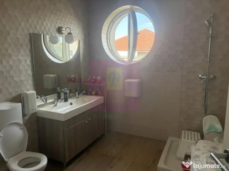 Casă cu 10 camere cu Teren 446 Mp în Drumul Sării