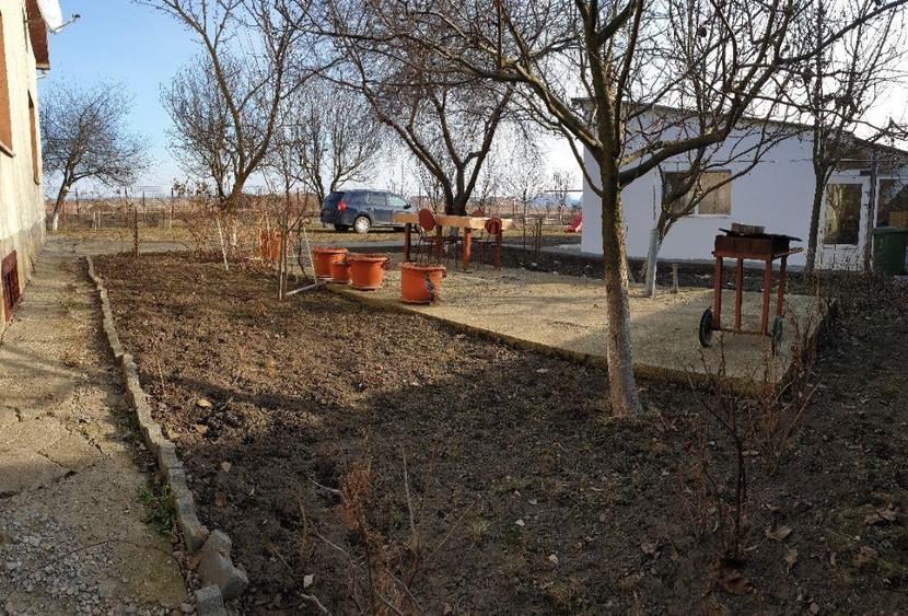 Casă cu 7 camere cu Teren 1450 Mp în Stupini