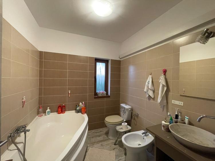 Duplex cu 4 camere cu Canalizare în Dumbrăvița