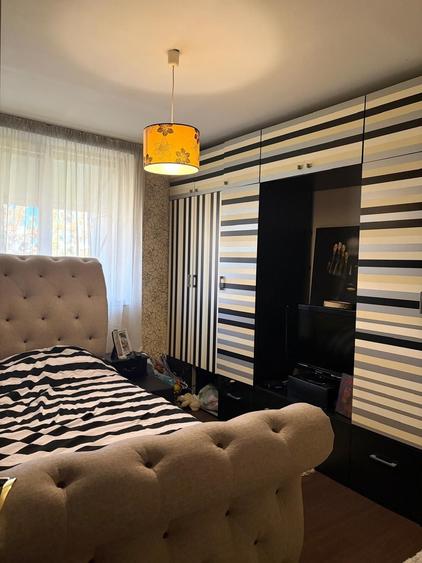Apartament cu 3 camere semidecomandat în Calea București