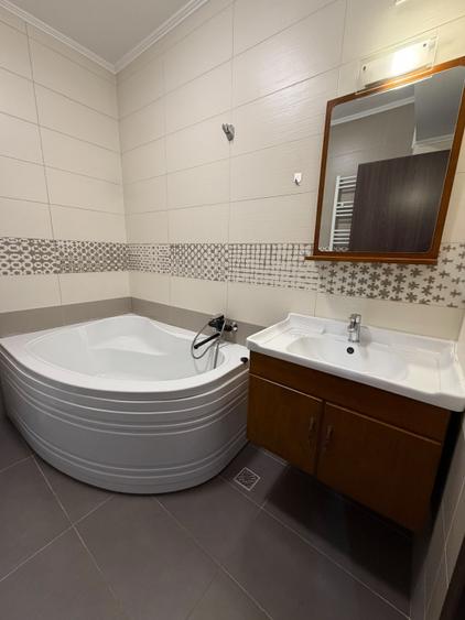 Apartament cu 3 camere decomandat, mobilat în Central