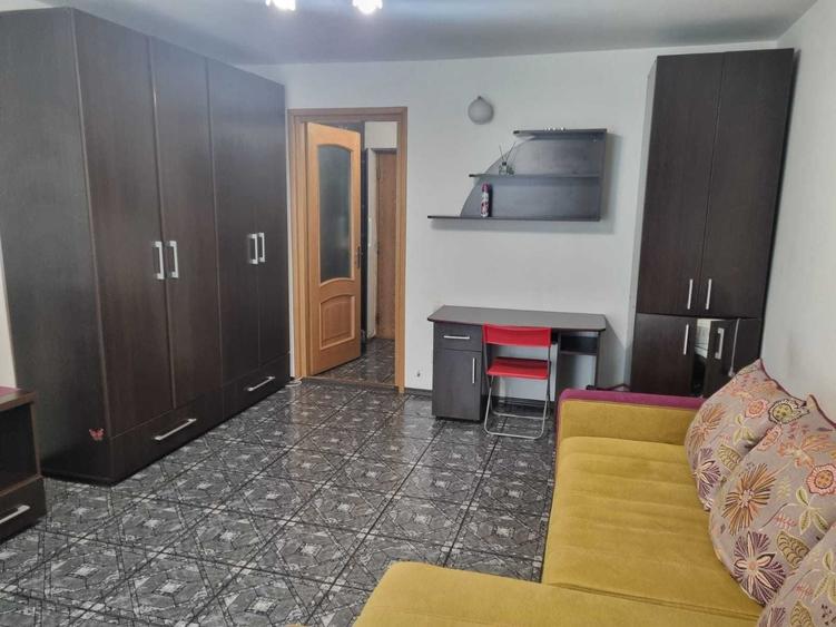 Garsonieră decomandată în Titan