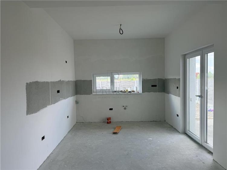 Duplex cu 4 camere cu Canalizare în Moșnița Nouă