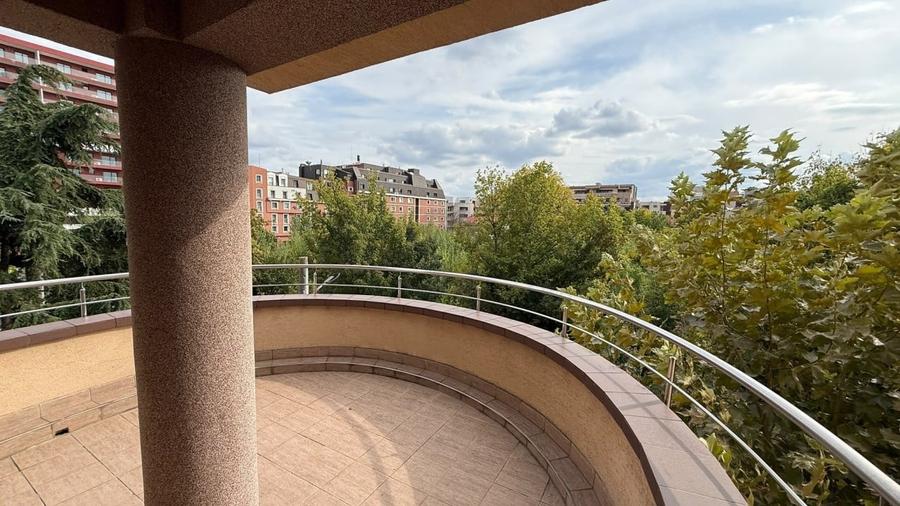 Apartament cu 4 camere decomandat în Herăstrău