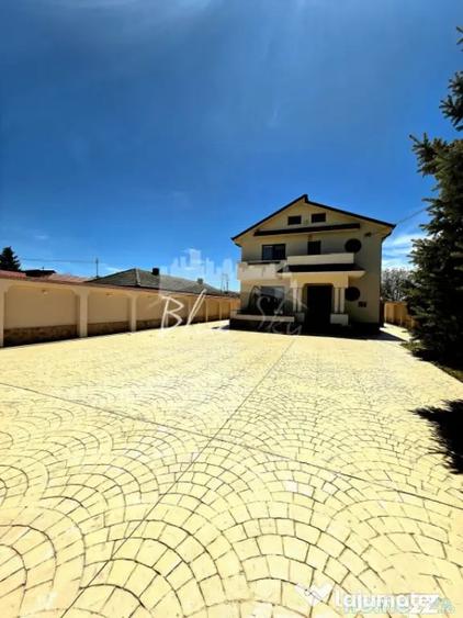 Casă cu 7 camere cu Teren 1642 Mp în Poiana