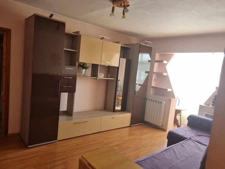 Apartament cu 3 camere semidecomandat în Exterior Vest