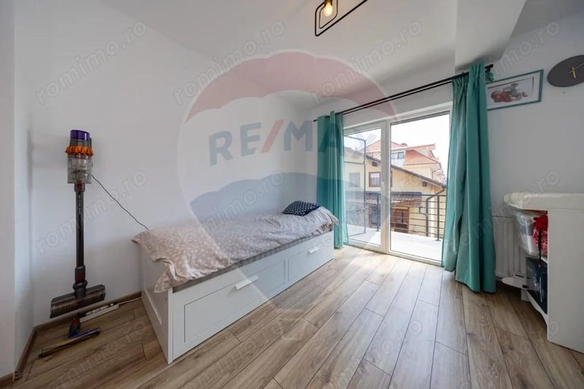 Apartament cu 3 camere semidecomandat în Tractorul
