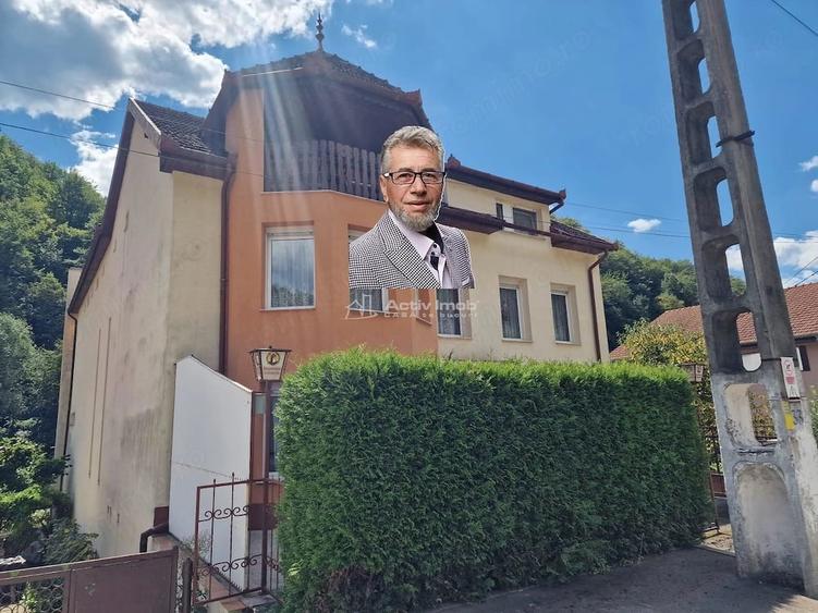 Casă cu 7 camere cu Teren 720 Mp în Vest