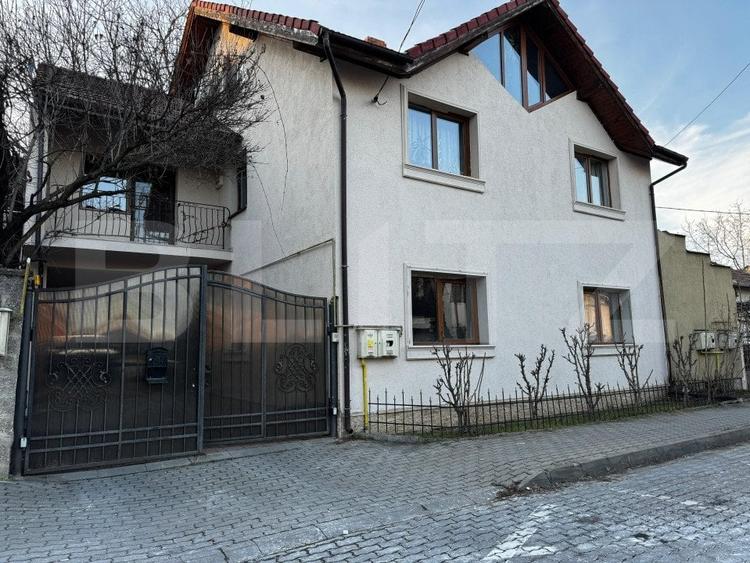 Casă individuală cu 9 camere cu Canalizare în Cetate